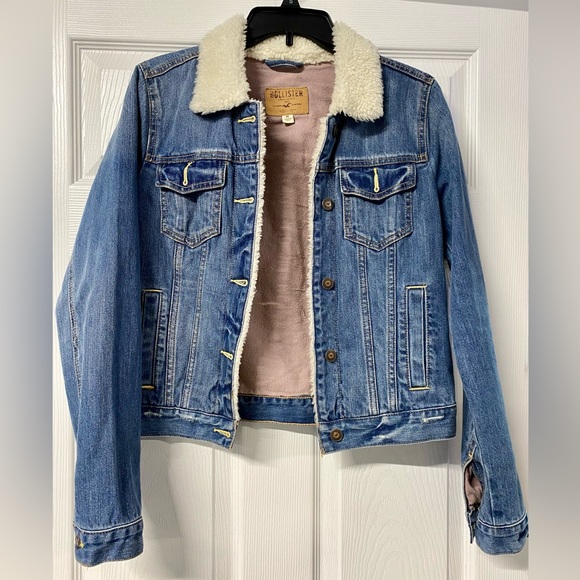 Hollister Jackets & Blazers - Women’s Hollister Medium Jean Jacket with fur collar